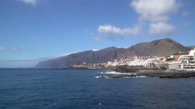 zaman atlamalı Los Gigantes, Tenerife, Kanarya Adaları, yakın kayalık Atlantik Okyanusu kıyı şeridi Spainat gündüz 