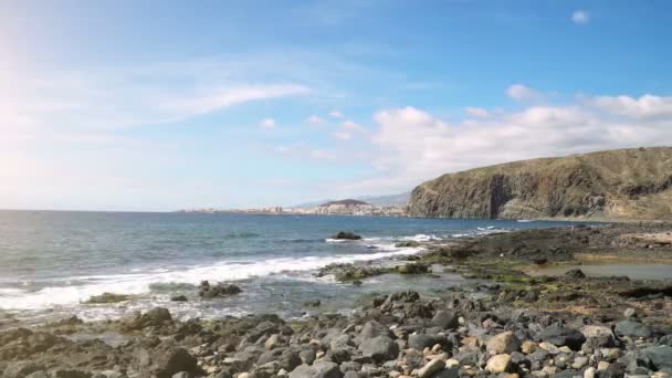 特内里费岛岩石海岸的时间流逝与小镇在海洋 加那利群岛 西班牙白天 — 图库视频影像