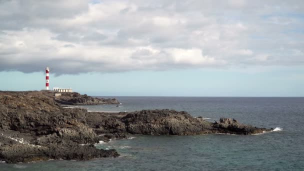 Latarnia Morska Skalistym Wybrzeżu Teneryfy Wyspy Kanaryjskie Hiszpania Ciągu Dnia — Wideo stockowe