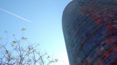 aiplane ofis binası altında gökyüzünde uçan düşük açılı görünümü