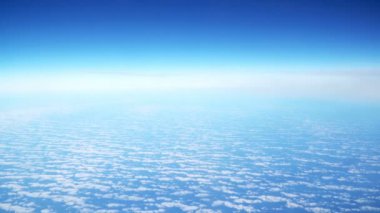 Blue sky gündüz, havadan görünümü adlı yüzen bulutlar