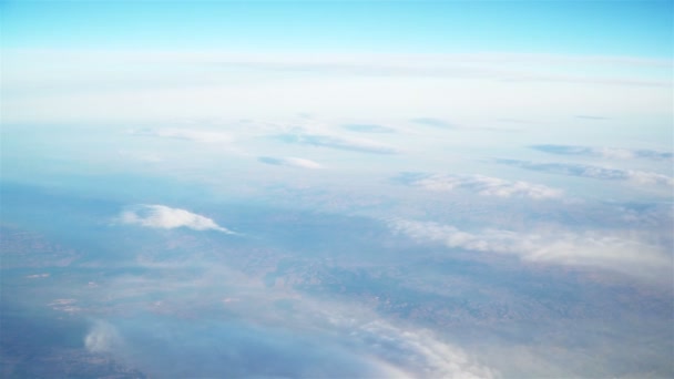 Vliegtuig Vliegen Boven Wolken Blauwe Hemel Overdag — Stockvideo