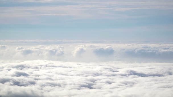 Blick Aus Dem Flugzeug Auf Wolken Die Sich Blauen Himmel — Stockvideo