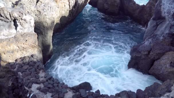 Close Ocean Waves Breaking Rock Cave Tenerife Îles Canaries Espagne — Video