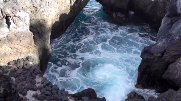Ocean Vatten Bildar Skum Rock Grottan Teneriffa Kanarieöarna Spanien Slow — Stockvideo