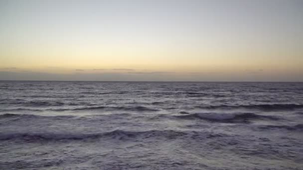 Close Van Oceaan Golven Rollen Het Strand Wolken Verte Zonsondergang — Stockvideo