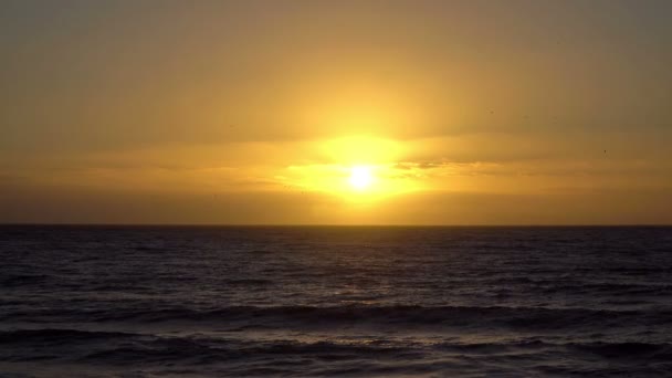 Zon Stijgt Boven Zee Bij Zonsopgang — Stockvideo