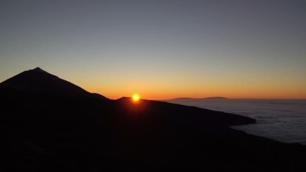 Sonnenuntergang Über Den Bergen Mit Weißen Wolken — Stockvideo