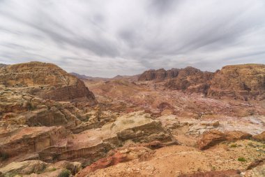 Wadi Rum, Jordan çöl Dağ manzara havadan görünümü.