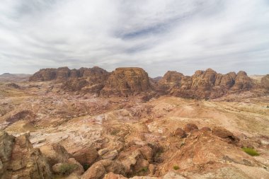 Wadi Rum, Jordan çöl Dağ manzara havadan görünümü.