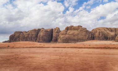 Wadi Rum çöl, Ürdün peyzaj şaşırtıcı görünümü. 