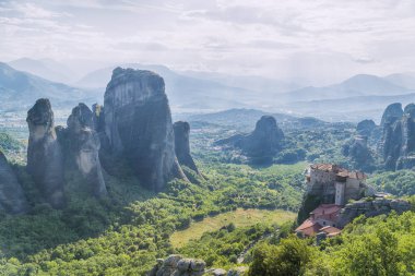 Yunanistan inanılmaz Meteora kaya oluşumu havadan görünümü