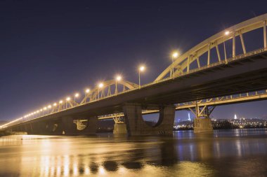Büyük demiryolu Köprüsü nehir Dinyeper, Kiev, Ukrayna yukarıda gece görünümü.
