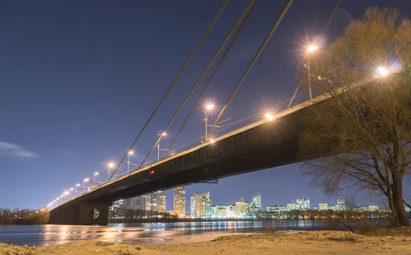 乌克兰基辅第聂伯河上的大桥夜景 — 图库照片