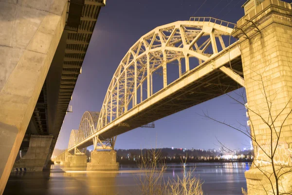 Nachtansicht Der Großen Eisenbahnbrücke Über Dem Fluss Dnjepr Kyiw Ukraine — Stockfoto
