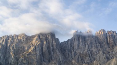 Yakın çekim inanılmaz İtalyan Alpleri Dolomites bulutlu hava görünümünü