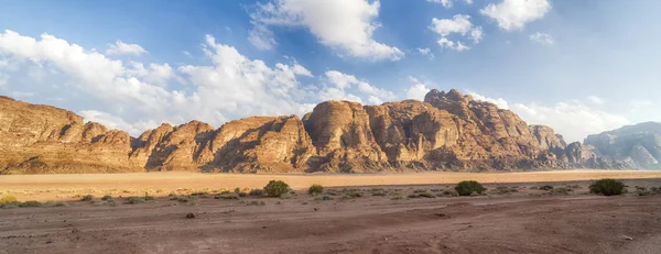 沙漠中惊人的山脉景观全景 图库图片