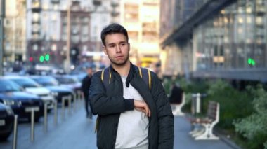 Genç adam şehrin sokak çağrıya cevap verdi..