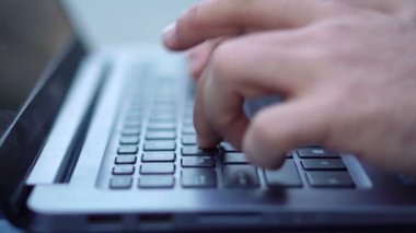 Yakın çekim görünümü, adam Laptop istimal şehrin sokak.