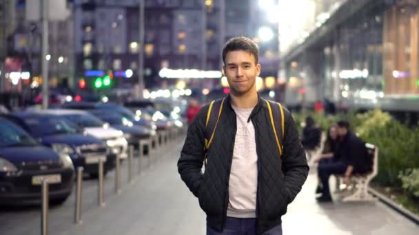 Jovem Feliz Atraente Sorrindo Homem Rua Cidade Noite Mão Acenando — Vídeo de Stock