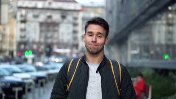 Porträt Eines Fröhlich Lächelnden Jungen Mannes Auf Der Straße — Stockvideo