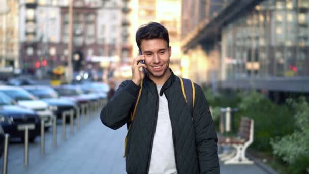 Joven Hombre Atractivo Hablando Por Teléfono Calle Ciudad — Vídeos de Stock