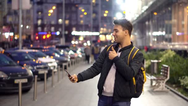 Jovem Homem Atraente Tirando Foto Selfie Usando Smartphone Rua Cidade — Vídeo de Stock