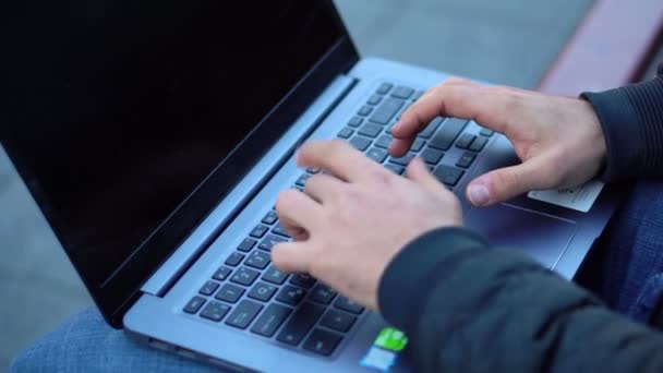 Yakın Çekim Görünümü Adam Laptop Istimal Şehrin Sokak — Stok video