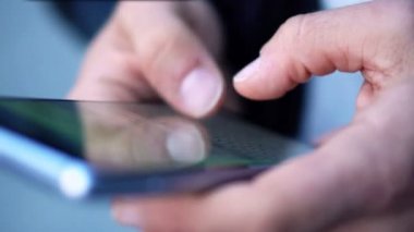 Yakın çekim görünümü, adam yazarak ileti kullanarak Smartphone şehrin sokak