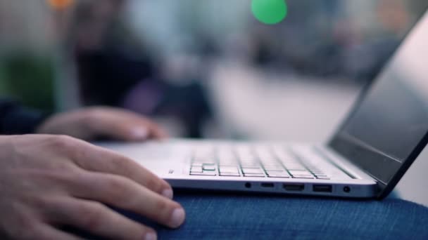 Vista Perto Homem Usando Laptop Smartphone Rua Cidade Com Efeito — Vídeo de Stock