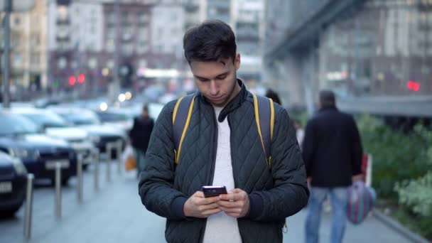 Giovane Uomo Attraente Digitando Messaggio Utilizzando Smartphone Nella Strada Della — Video Stock