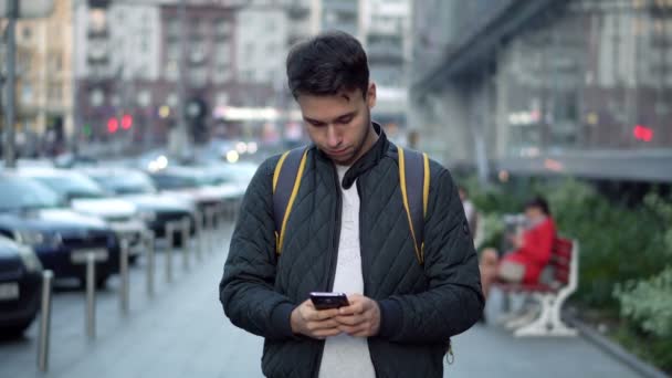 Молодой Привлекательный Человек Набирает Сообщение Помощью Смартфона Городской Улице — стоковое видео