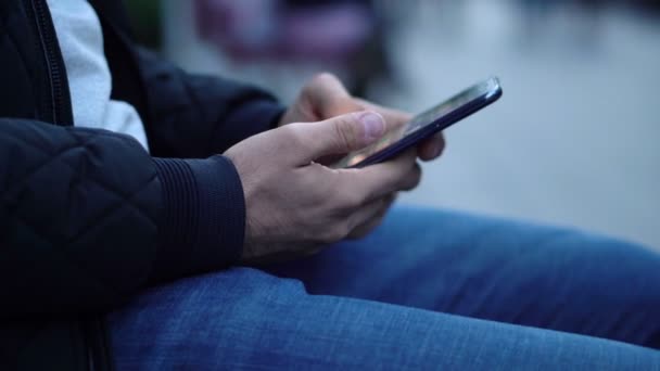 Vista Cerca Del Hombre Usando Smartphone Calle Ciudad — Vídeo de stock