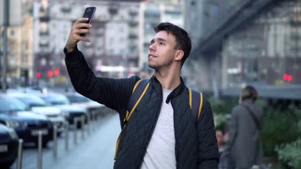 Joven Hombre Atractivo Tomando Fotos Usando Smartphone Calle Ciudad — Vídeos de Stock