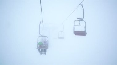 Sis ve Kar Yağışı ile Kış Dağlarında Teleferik