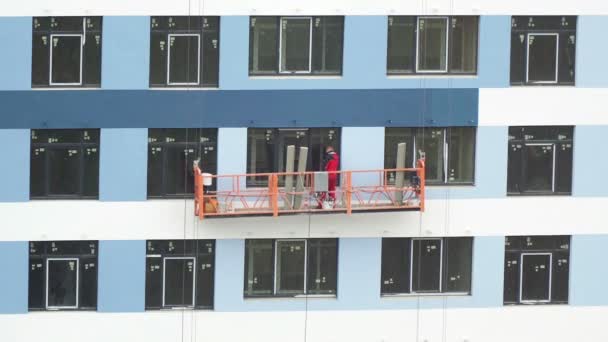 Bauarbeiter Bemalt Die Fassade Eines Gebäudes Auf Einer Baustelle — Stockvideo