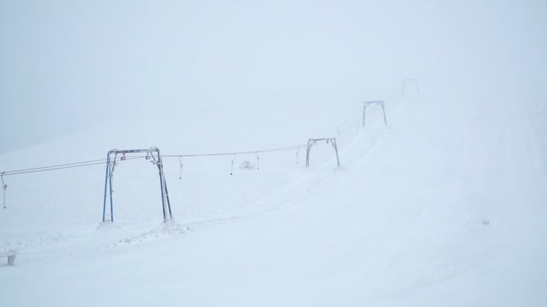 Lege Kabelbaan Winter Bergen Met Mist Sneeuwval — Stockvideo