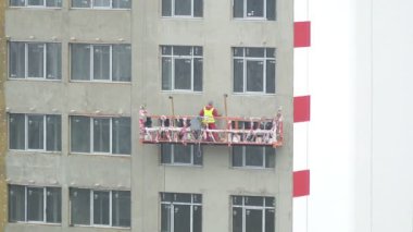 Yapım aşamasındaki bina. Şantiyede Çalışanlar