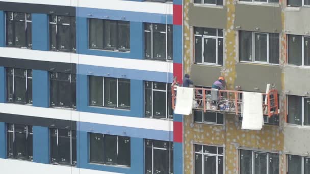 Yapım Aşamasındaki Bina Şantiyede Çalışanlar — Stok video