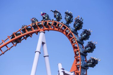 Mavi gökyüzü ile Rollercoaster binmek