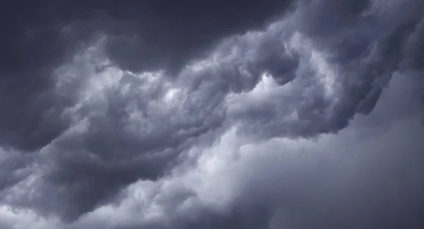 Nuvens Tempestade Cinza Ameaçadoras Escuras Fotografias De Stock Royalty-Free