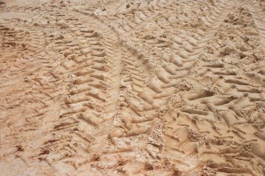 Yerdeki lastik işaretleri