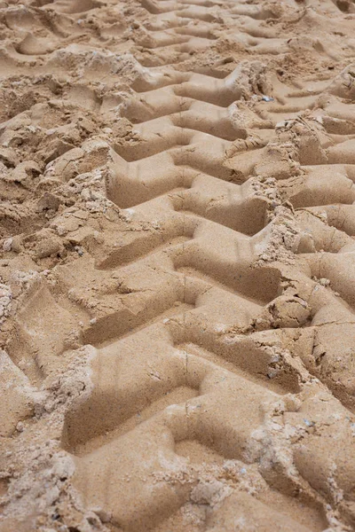 Yerdeki lastik işaretleri