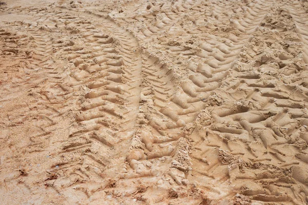 Yerdeki lastik işaretleri