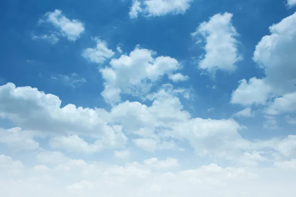 Άσπρα Χνουδωτά Σύννεφα Στον Γαλάζιο Ουρανό — Φωτογραφία Αρχείου
