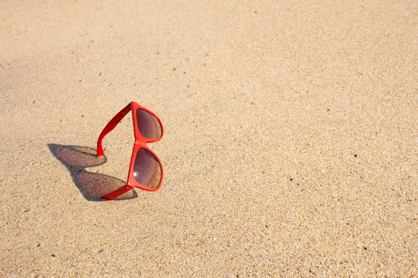 Red sunglasses on the beach — Stock Photo, Image