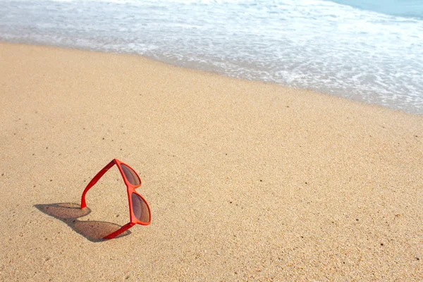 Rote Sonnenbrille am Strand — Stockfoto