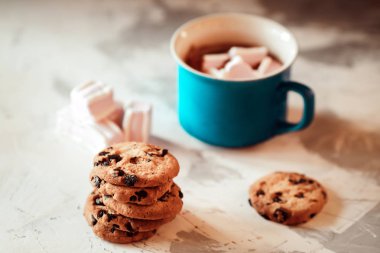 kakao marshmallows ve bisküvi ile