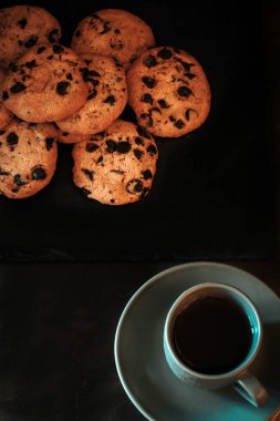 kahve koyu arka plan üzerinde bisküvi ile