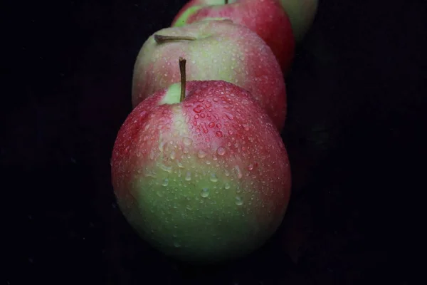 Manzanas Rocío Sobre Fondo Negro —  Fotos de Stock